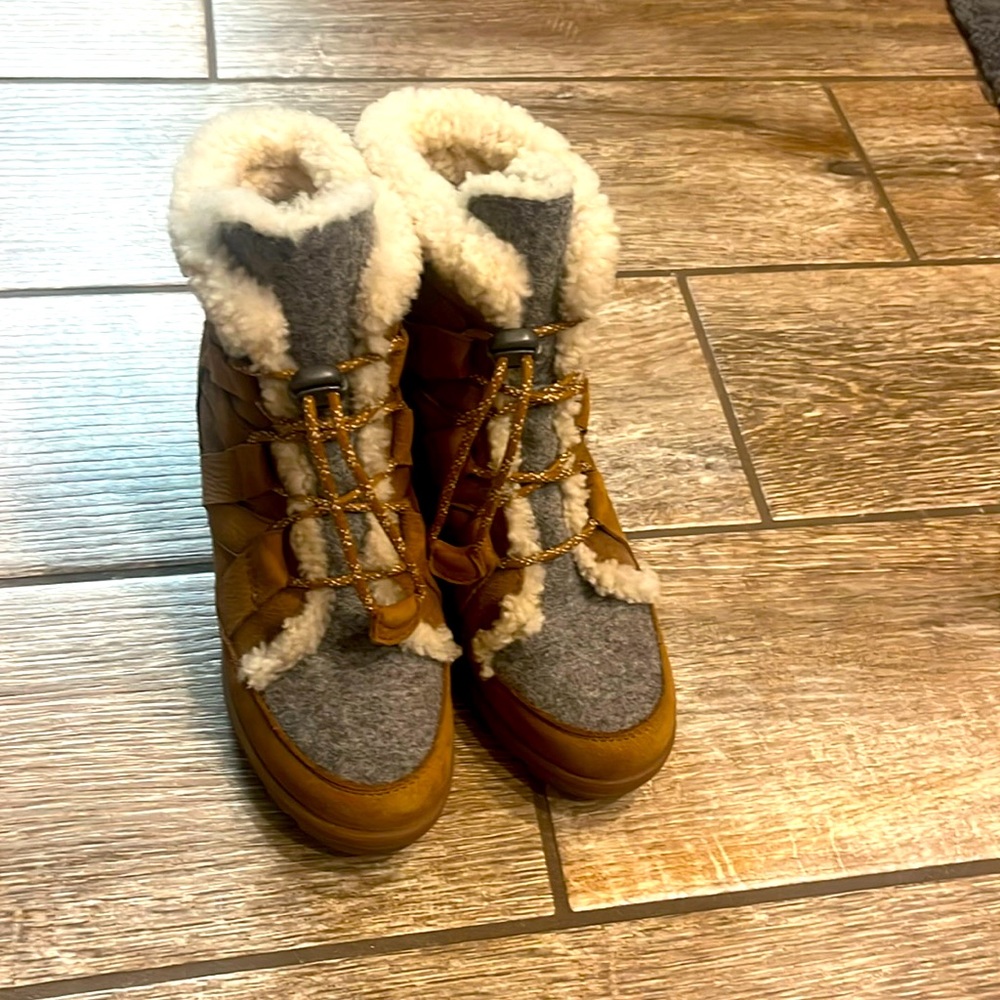 Sorel Wedge Sherpa boots, size 7, worn once, no box
